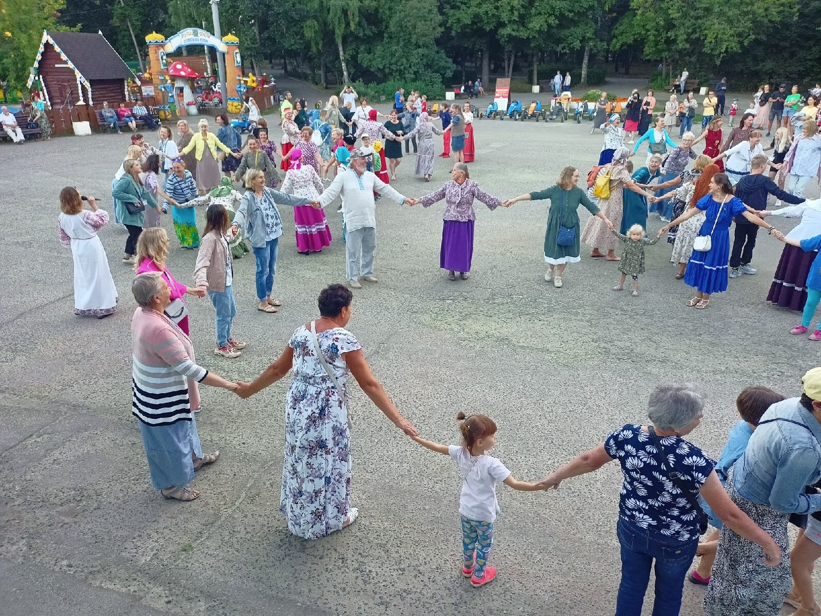 Хороводы России в Кирове как символ единения и дружбы народов России — Фонд  «Вятская соборность»